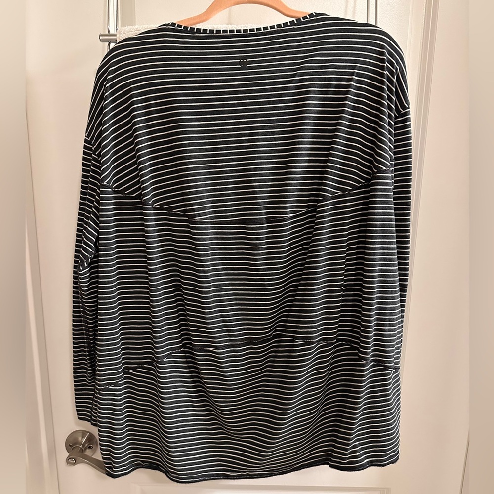 Lululemon back in action, long sleeve